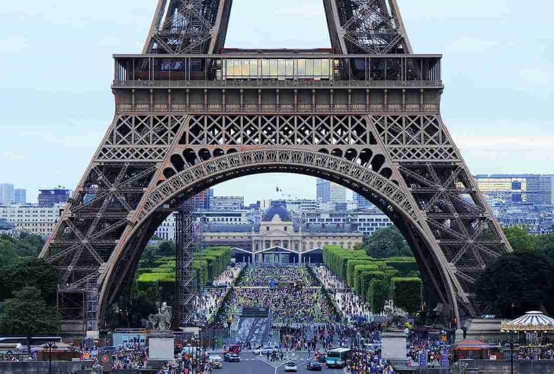 eiffel towerclose view